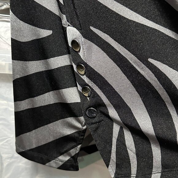 Susan Graver sz M gray black zebra print button hem accent long sleeve tunic top - Picture 2 of 7